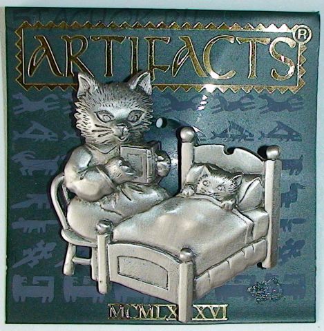 Брошь "Кошка читает на ночь книжку котенку" под серебро