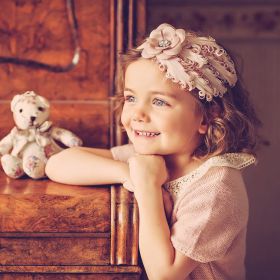 Повязка на голову "Перья с цветком" бежевая