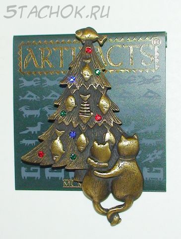 Брошь "Кот и кошечка у новогодней елочки" под бронзу с камушками сваровски