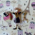 Брошь "Дама-тусовщица" под серебро, эмаль, стразы