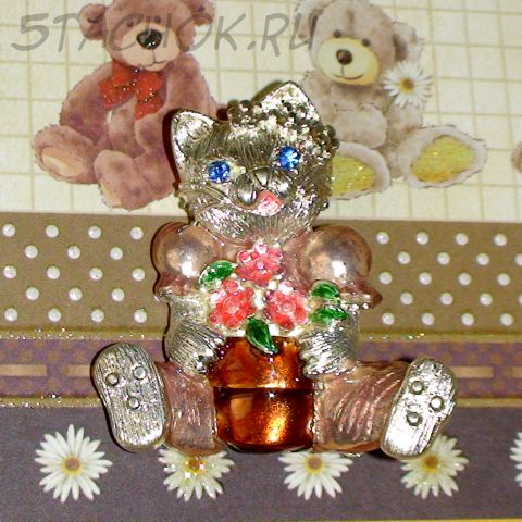 Брошь "Кошечка с цветком" под серебро,эмаль,стразы