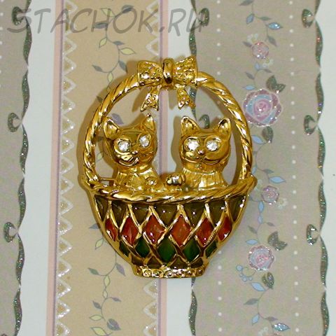Брошь "Два котенка в корзиночке" под золото, эмаль, стразы