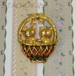 Брошь "Два котенка в корзиночке" под золото, эмаль, стразы