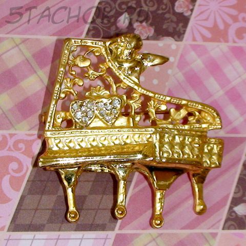 Брошь "Ангел у рояля" под золото, стразы