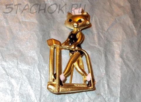 Брошь "Кошечка на фитнесе" под античное золото, эмаль