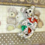 -20%Брошь"Игрушечный мишутка"под серебро/эмаль/стразы