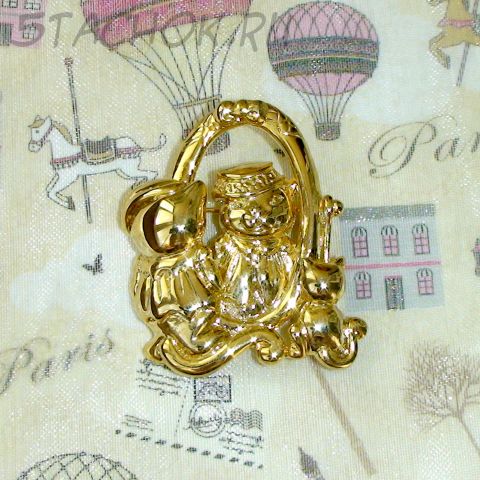 Брошь "Кисы перед зеркалом" под золото