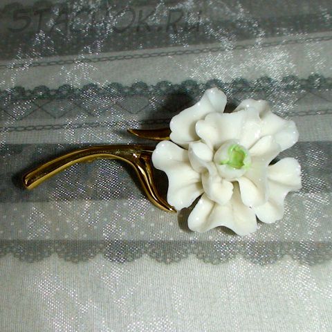 Брошь "Белый пион" под золото/фарфор