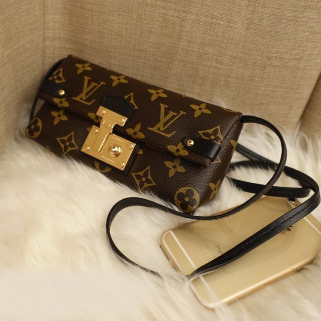 Клатч  Louis Vuitton SAC TRIANGLE  MONOGRAM