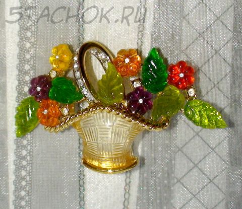 Брошь "Мармеладная корзинка с цветами" под золото/люцит/сваровски