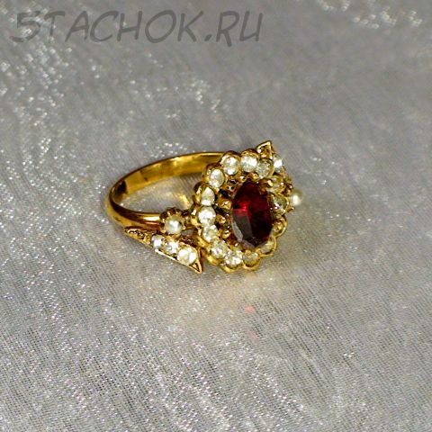Кольцо рубиново-белое под золото