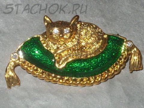 Брошь "Кошка на подушке" зеленая под золото, камушки сваровски и ювелирная эмаль