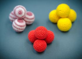 Шарик 0.87" (2,2 см) вязаный, цвет на выбор