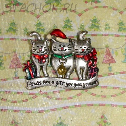 Брошь "Рождественские котики с подарками" под олово, эмаль