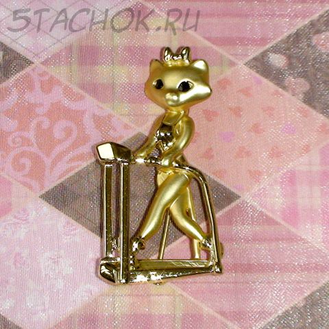 Брошь "Кошечка на фитнесе" под золото
