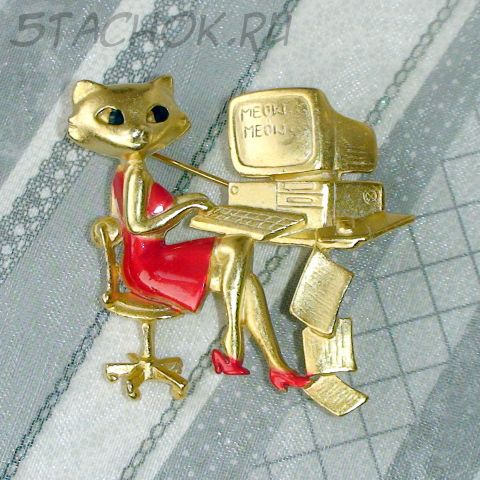 Брошь "Кошечка за компьютером" под золотом, эмаль
