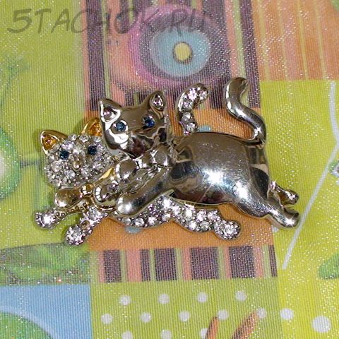 Брошь "Играющие котята" под серебро, золото, стразы