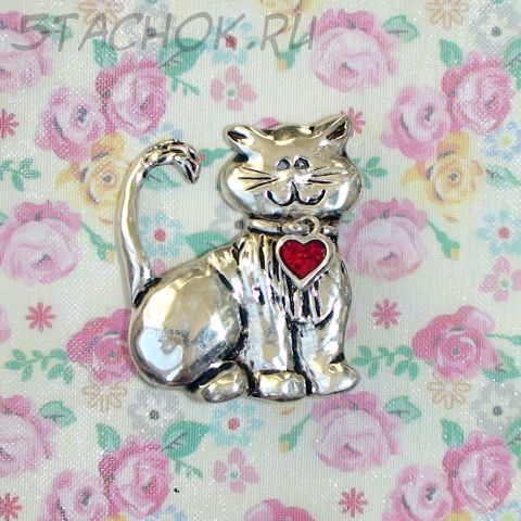 Брошь "Котейка с сердечком" под серебро, эмаль