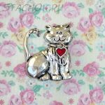 Брошь "Котейка с сердечком" под серебро, эмаль