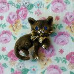 Брошь "Сахарный котенок" под серебро, крошка, стразы