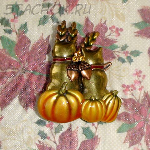 Брошь "Два котика и урожай" под бронзу, медь, эмаль, стразы