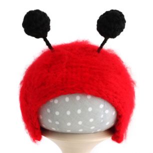 Вязаная шапочка для куклы Божья коровка