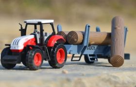 Игрушка металлическая Трактор с прицепом дерево масштаб 1:72