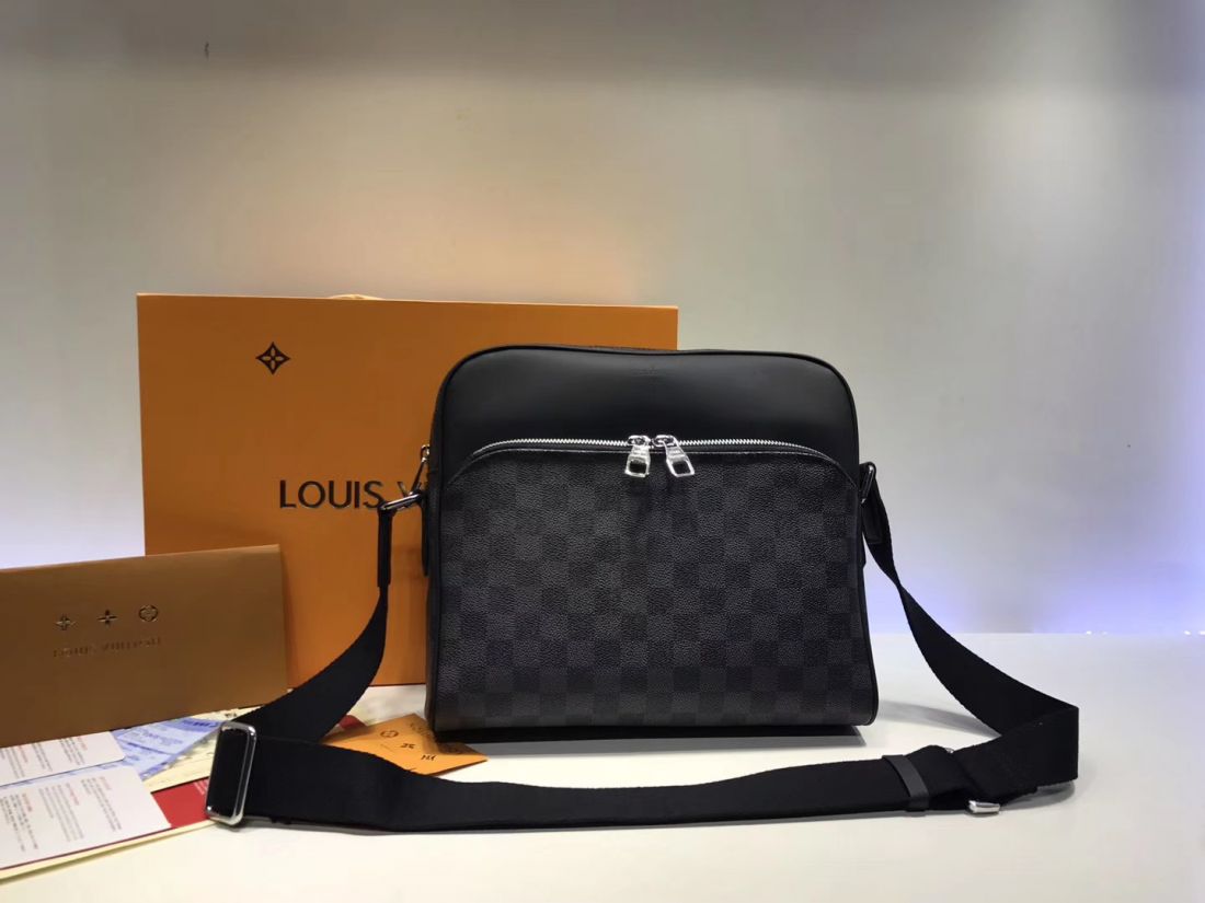 Сумка мессенджер Louis Vuitton DAYTON PM