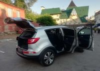 Kia Sportage 2014г. серого цвета вид справа с открытыми дверями
