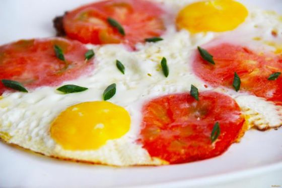 Яичница с помидорами