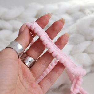 Тесьма с помпонами нежно-розовая 1м