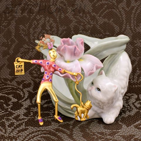 Брошь "Девушка на прогулке с кошкой" (TC США)