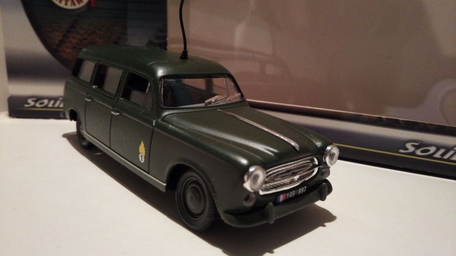 Французский автомобиль связи Peugeot 403 break Vitrée  в масштабе 1/43 (SOLIDO)