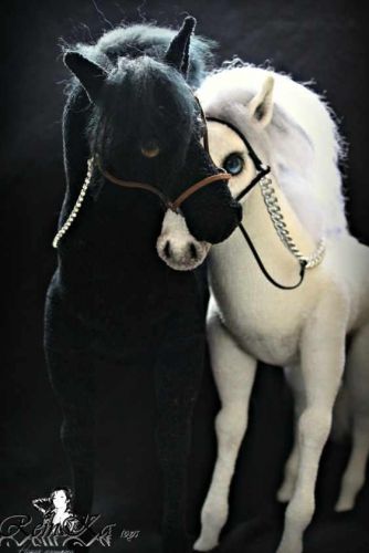 [Игрушка] Онлайн мастер-класс 'Инь-Янь' белый конь и черная лошадка. (Ксения Ремнева)