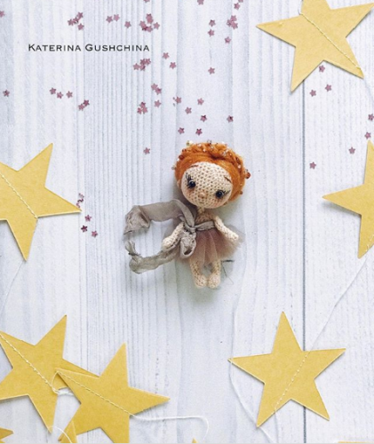 [Амигуруми] Брошь Куколка (Екатерина Гущина)