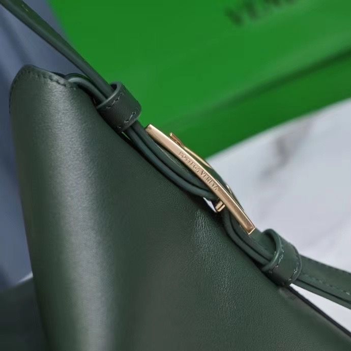 Bottega Veneta Cradle 30x23x16 cm