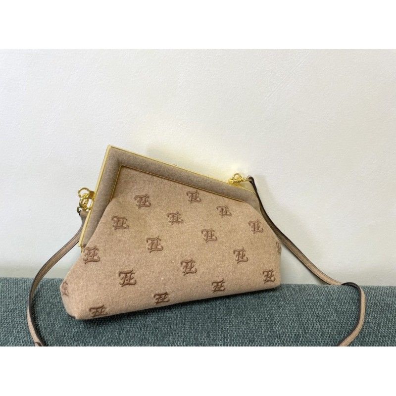 Клатч FENDI из текстиля 26X9.5X18CM