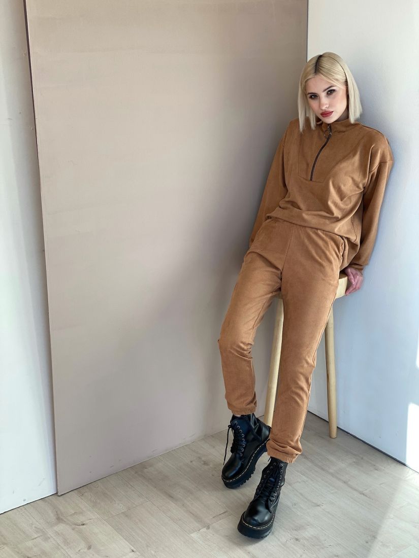 5727 Костюм из трикотажа с Peach-эффектом в цвете camel (остаток: 44)