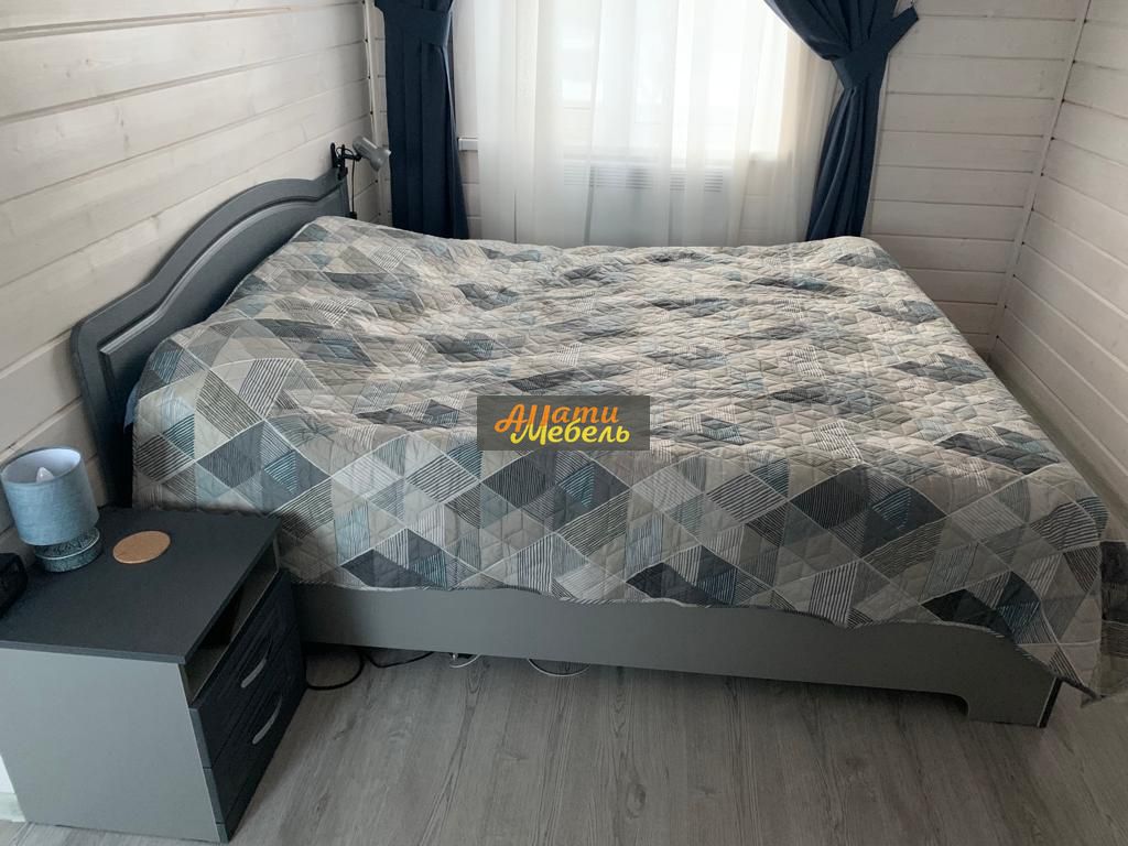 кровать 1600*2000 ,матрас +  2 прикроватные тумбы