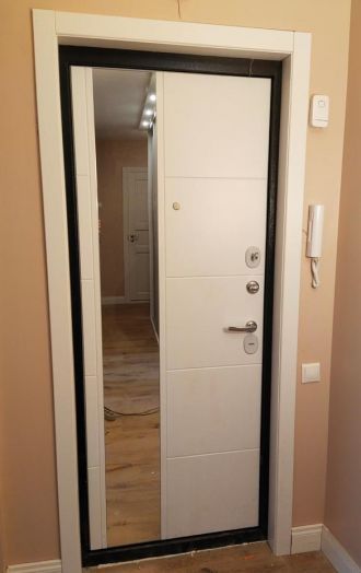 Входная дверь Лабиринт CLASSIC шагрень черная 19 с Зеркалом Белый софт