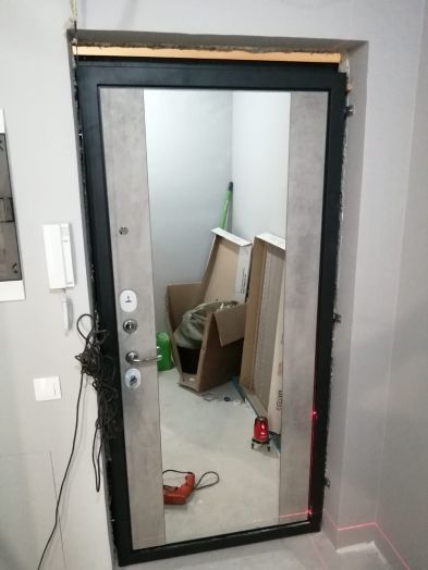 Входная дверь Лабиринт ROYAL с зеркалом Максимум Бетон светлый