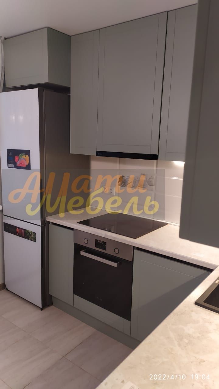 кухонный гарнитур со встроенным телевизором в фасад