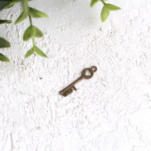 Подвеска металлическая - Ключик Love 3*0,7 см. (ц. бронза) (3 шт.)