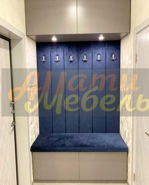 прихожая с мягкой стенкой