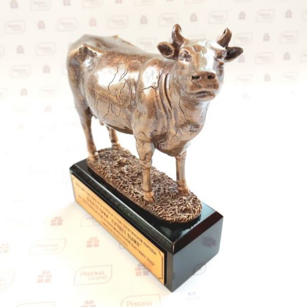 Награды для агровыставки в виде коров