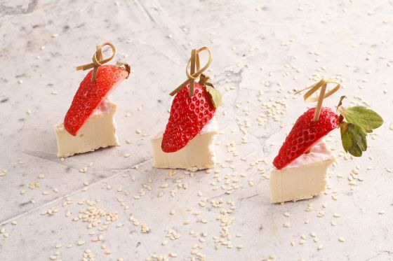 Сыр камамбер в пудре из оливок с клубникой