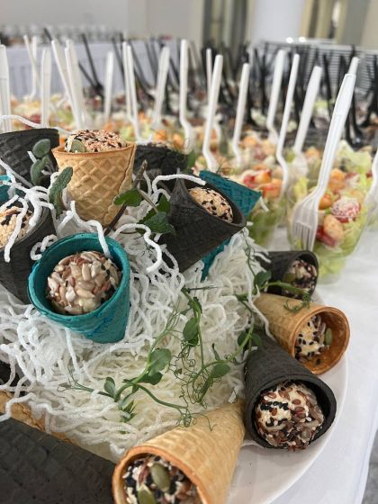 Вафельный рожок на сене из фунчозы, фаршированный сырной конфетой