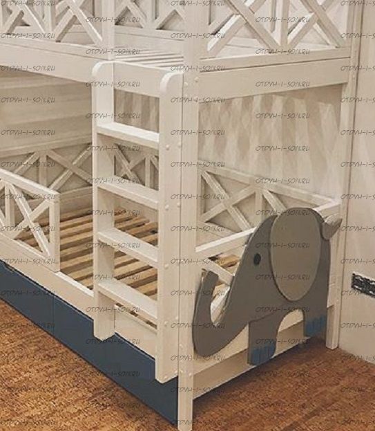 Лестница Лейла навесная прямая массив №1В с широкими ступеньками