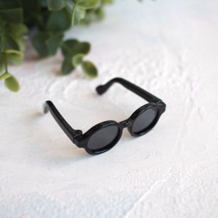 Кукольный аксессуар - Очки солнцезащитные черные, 4,5 см.