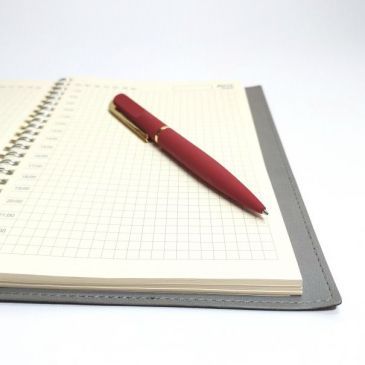 ручки с золотистыми деталями